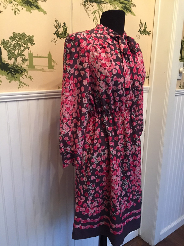 Japanese Floral 70's Voir vintage dress size in size medium Japanese Floral 70's Voir vintage dress size in size medium