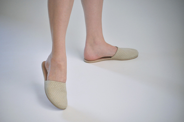 The Palatines Cognitio Mule w thong - beige hex leather The Palatines Cognitio Mule w thong - beige hex leather