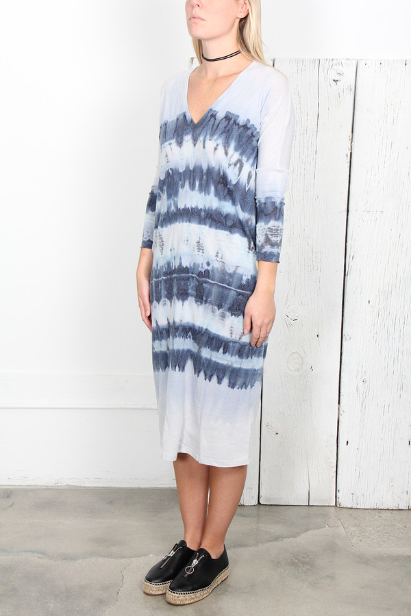 RAQUEL ALLEGRA BLUE TIE DYE JERSEY V-NECK DRESS RAQUEL ALLEGRA BLUE TIE DYE JERSEY V-NECK DRESS