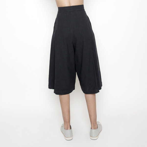 7115 by Szeki Linen Culottes R16- Black 7115 by Szeki Linen Culottes R16- Black