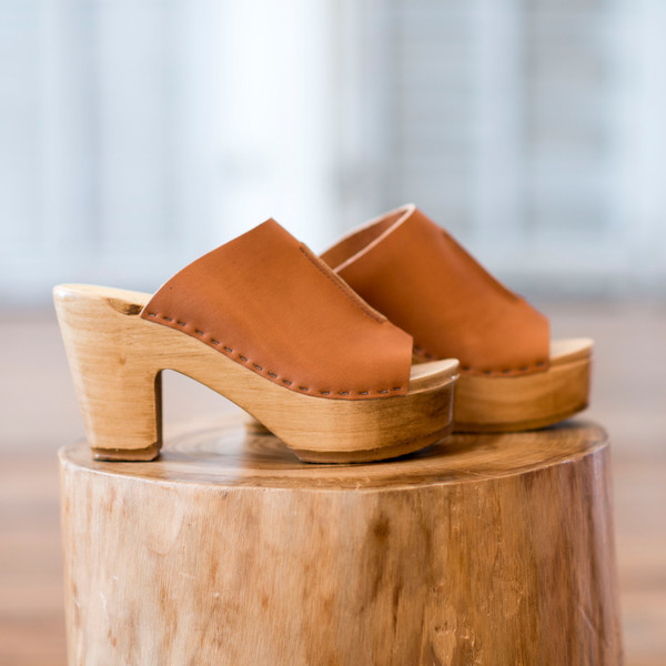 No. 6 Front Seam Slide Caramel No. 6 Front Seam Slide Caramel