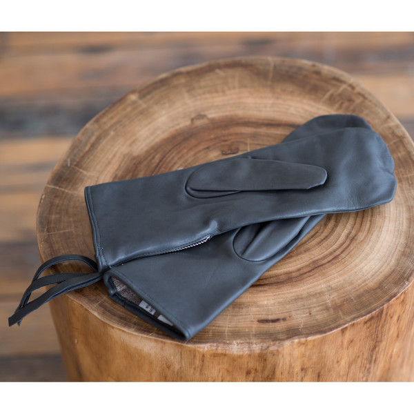 Yvonne Koné Mitten Graphite - SOLD OUT Yvonne Koné Mitten Graphite - SOLD OUT