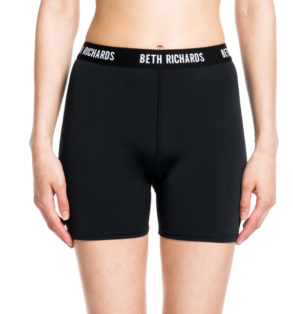 BETH RICHARDS Masi Short - Black BASIC BIKE OR YOGA SHORT WITH LOGOED ELASTIC BETH RICHARDS Masi Short - Black BASIC BIKE OR YOGA SHORT WITH LOGOED ELASTIC
