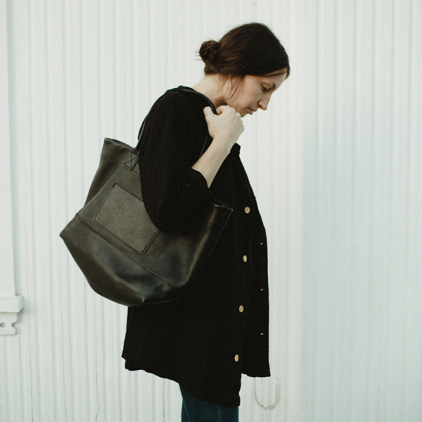 Unknown Leather Tote<br>Oiled Leather Black<BR>UNISEX Unknown Leather Tote<br>Oiled Leather Black<BR>UNISEX