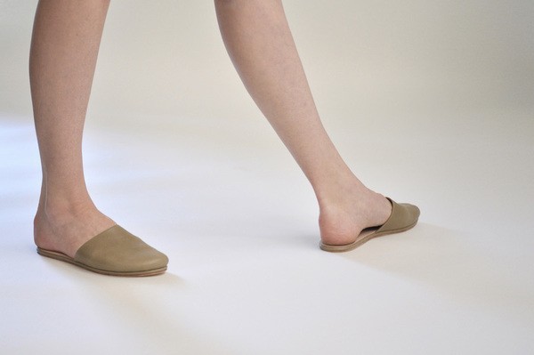 The Palatines Cognitio Mule w/thong - olive leather The Palatines Cognitio Mule w/thong - olive leather