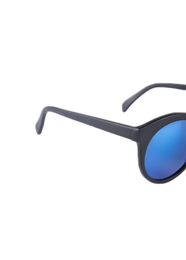 Illesteva - Whitechapel in Matte Black with Blue Mirrored Lenses Illesteva - Whitechapel in Matte Black with Blue Mirrored Lenses