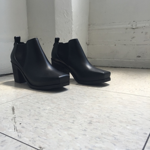 Intentionally Blank HARPER BOOT BLACK LEATHER Intentionally Blank HARPER BOOT BLACK LEATHER