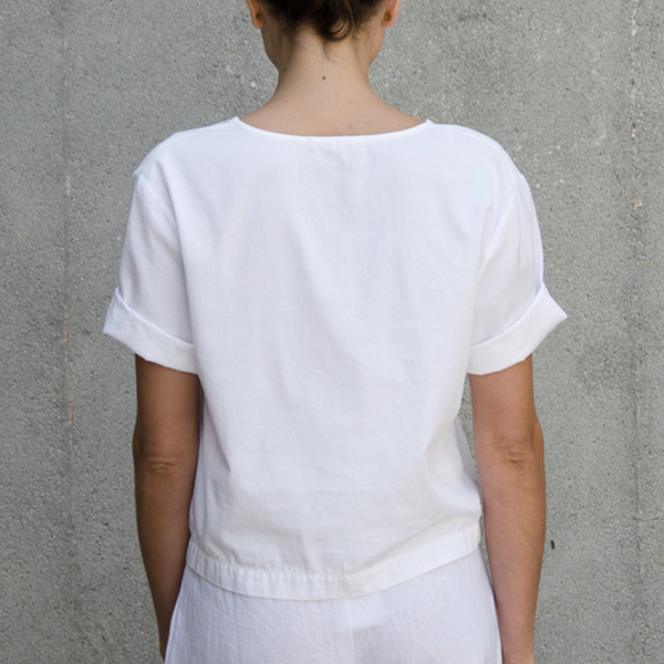 ALI GOLDEN V-NECK TOP - WHITE ALI GOLDEN V-NECK TOP - WHITE