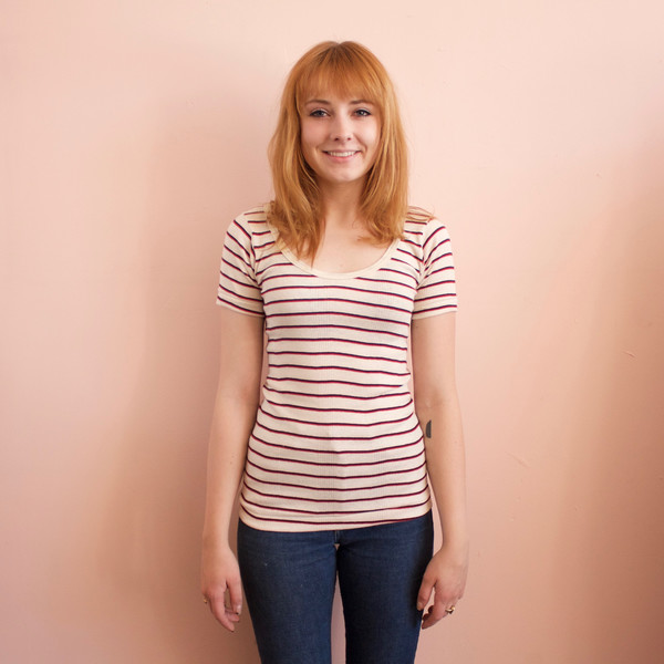 Curator Maisie tee - red Curator Maisie tee - red