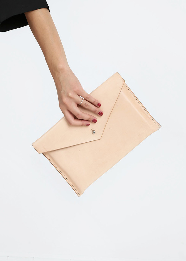 Sylvia Soo Leather Nude Envelope Clutch Sylvia Soo Leather Nude Envelope Clutch