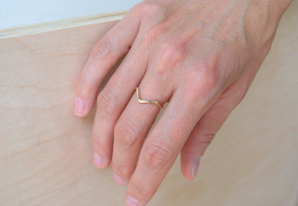 Mociun Mini Peak Band with White Diamond Mociun Mini Peak Band with White Diamond