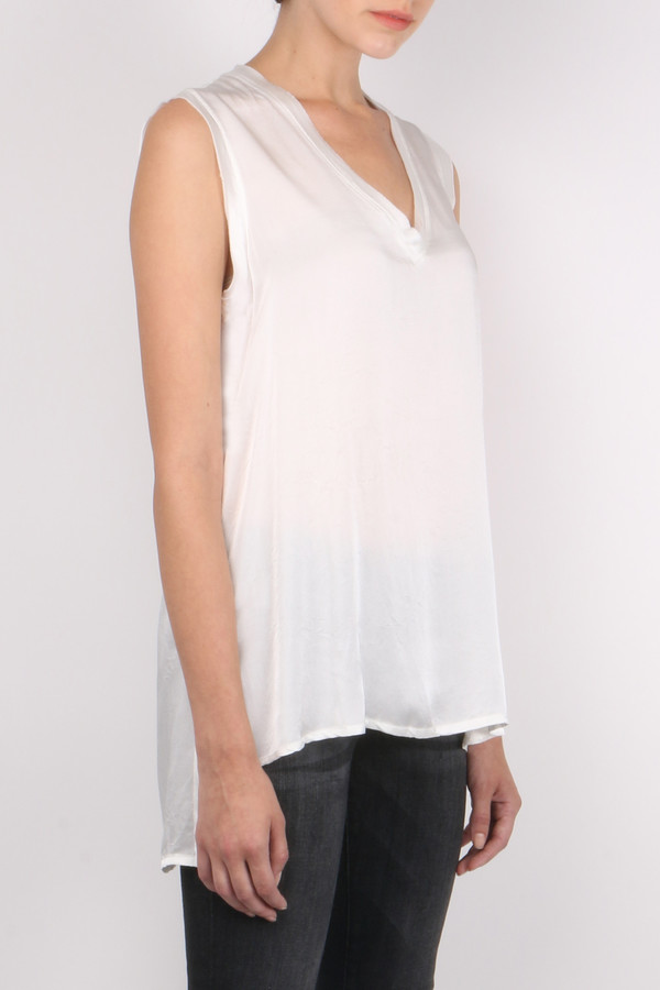 (nude) V-Neck Sleeveless Top (nude) V-Neck Sleeveless Top