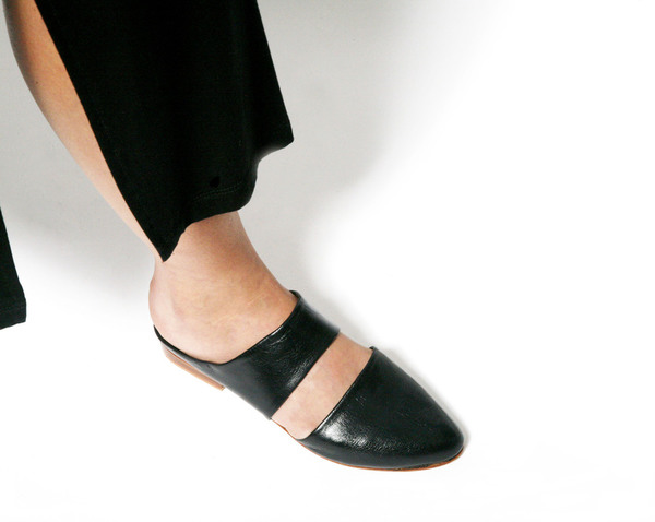 Zou Xou Mule in Black Glaze Zou Xou Mule in Black Glaze