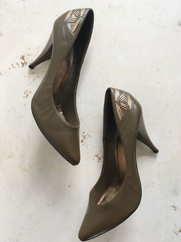 The Shudio Vintage Olive Leather Pumps (Sz 10B) The Shudio Vintage Olive Leather Pumps (Sz 10B)