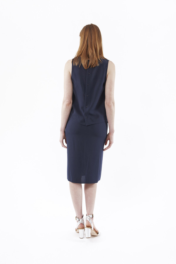 JENNI KAYNE Crepe V Neck Shell in Navy JENNI KAYNE Crepe V Neck Shell in Navy