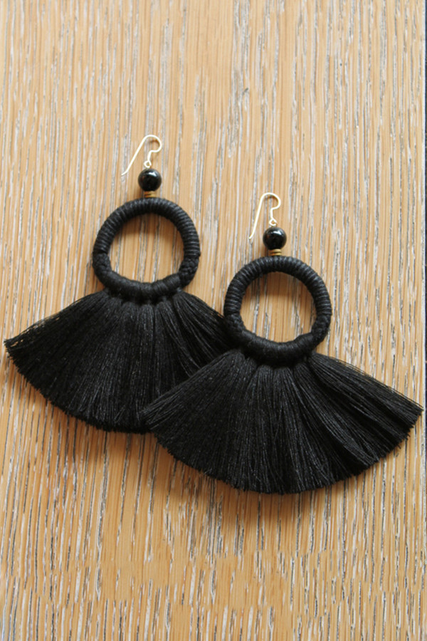 ora-c oly earrings in black ora-c oly earrings in black