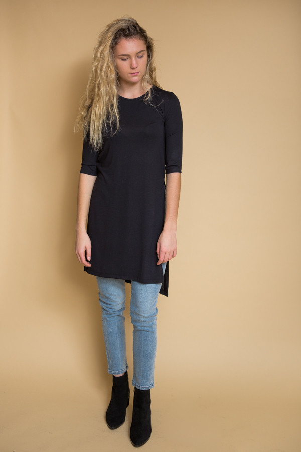 Just Female Gusty Long Tee - Black Just Female Gusty Long Tee - Black