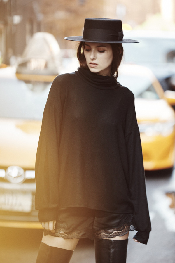 BETWEEN TEN Oxford Knit Sweater - Plain Hem BETWEEN TEN Oxford Knit Sweater - Plain Hem