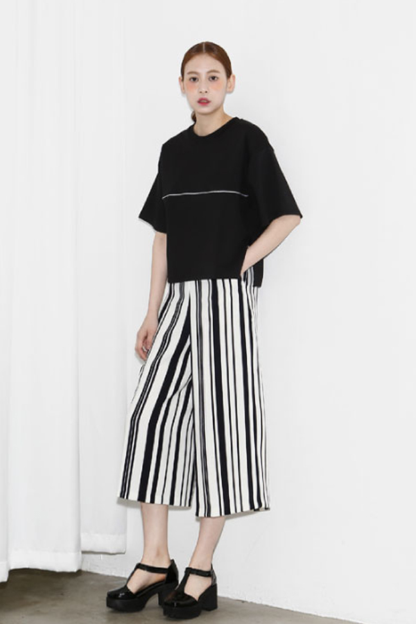 AMONG by ROCKET X LUNCH Oversized Slit Crop Tee- Black AMONG by ROCKET X LUNCH Oversized Slit Crop Tee- Black
